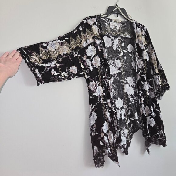 Gimmicks Embroidered Floral Eyelet Kimono Top with Shark Bite Hem Misses size S - Picture 4 of 15